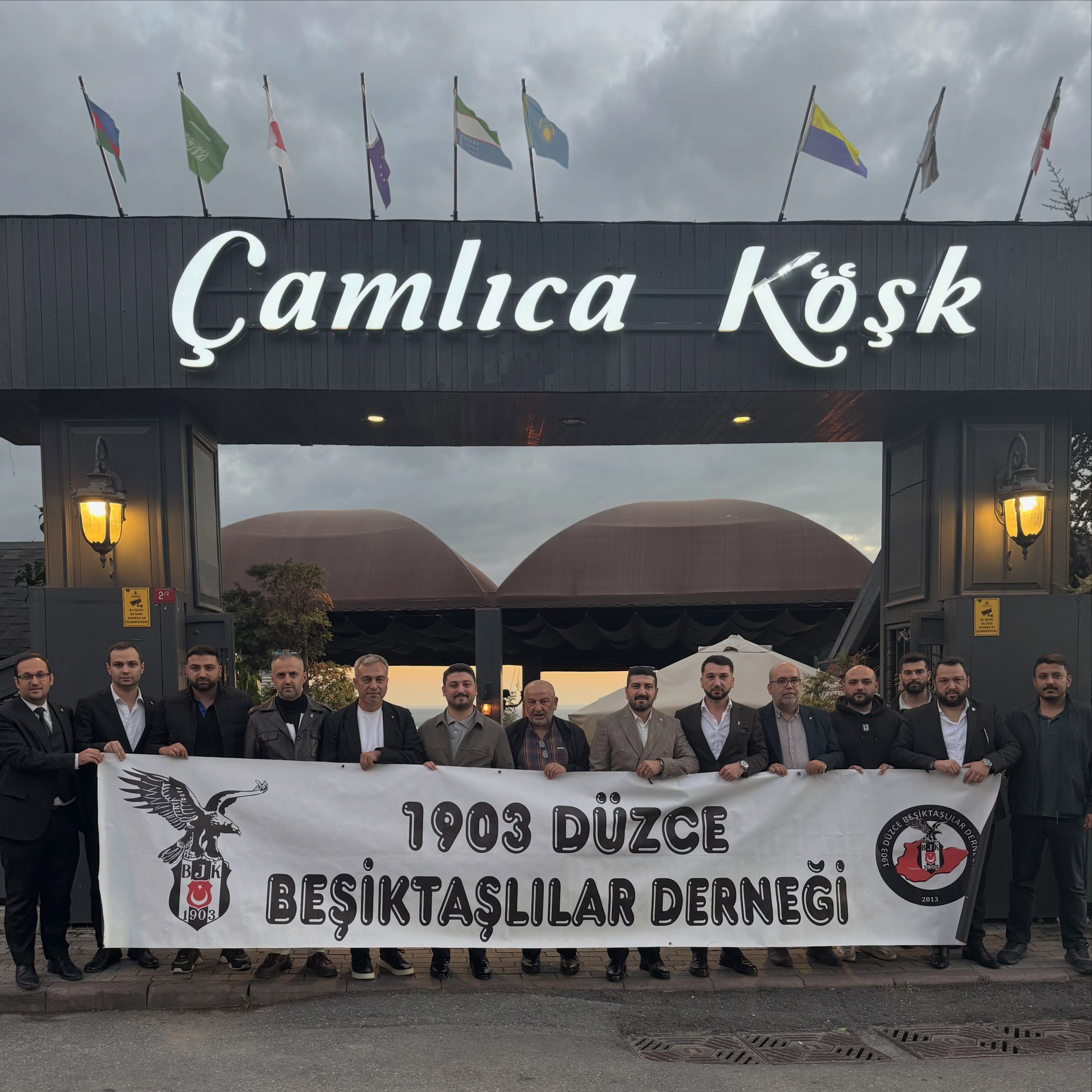 1903 Düzce Beşiktaşlılar Derneği olarak Kulübümüzün Mali Genel Kurul Toplantısı’na Düzce’den dostlarımız ile birlikte katılım sağladık.

Beşiktaşımızın geleceği için sorumluluklarını yerine getiren tüm Beşiktaşlı dostlarımıza gönülden teşekkür ediyoruz.

Kongre dönüşü bizleri misafir eden; samimiyeti ve güzel ev sahipliğiyle gönlümüzde ayrı bir yeri olan Bambi Cafe ve Çamlıca Köşk Restaurant’ın kıymetli işletme sahibi, değerli dostumuz Hamza Buğra Güner’e de teşekkürlerimizi sunuyoruz.

Düzce’de Beşiktaşlı olmak; tribünde, kongrede, her zaman Beşiktaş’ın yanında olmaktır.