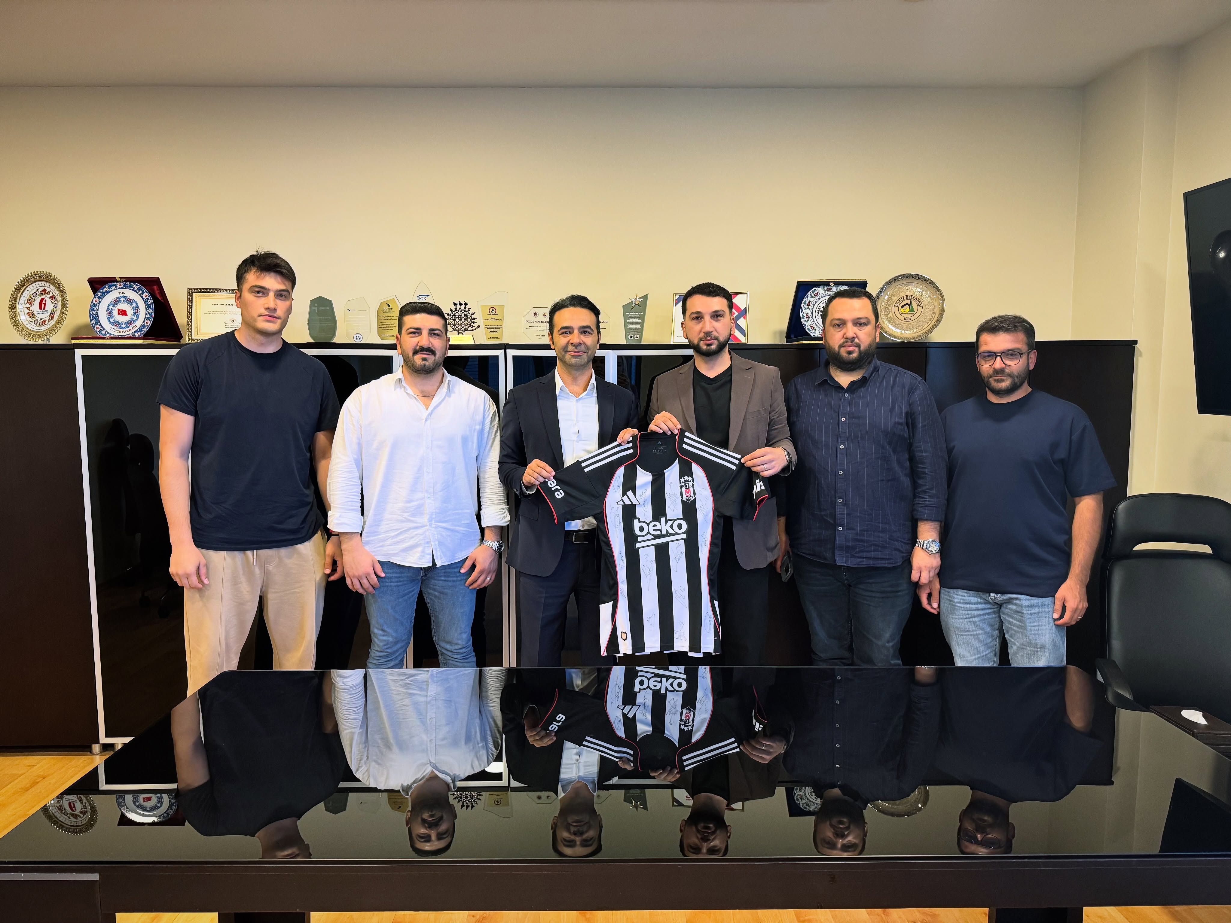 1903 Düzce Beşiktaşlılar Derneği Yönetim Kurulu olarak, Düzcemizin sanayi ve istihdam açısından önemli kuruluşlarından Nobel İlaç’ın Fabrika ve Ar-Ge Direktörü Sayın Uğur Karaçiçek Beyefendiyi ziyaret ettik.

Düzce’nin üretim gücüne, istihdamına ve ülkemizin ilaç sektörüne katkı sunan Nobel İlaç’ın, şehrimiz adına önemli bir değer olduğunu düşünüyoruz. 

Nazik ev sahipliği ve samimi karşılamaları için Sayın Uğur Karaçiçek Beyefendiye teşekkür ediyor, Nobel İlaç ailesine çalışmalarında başarılar diliyoruz.