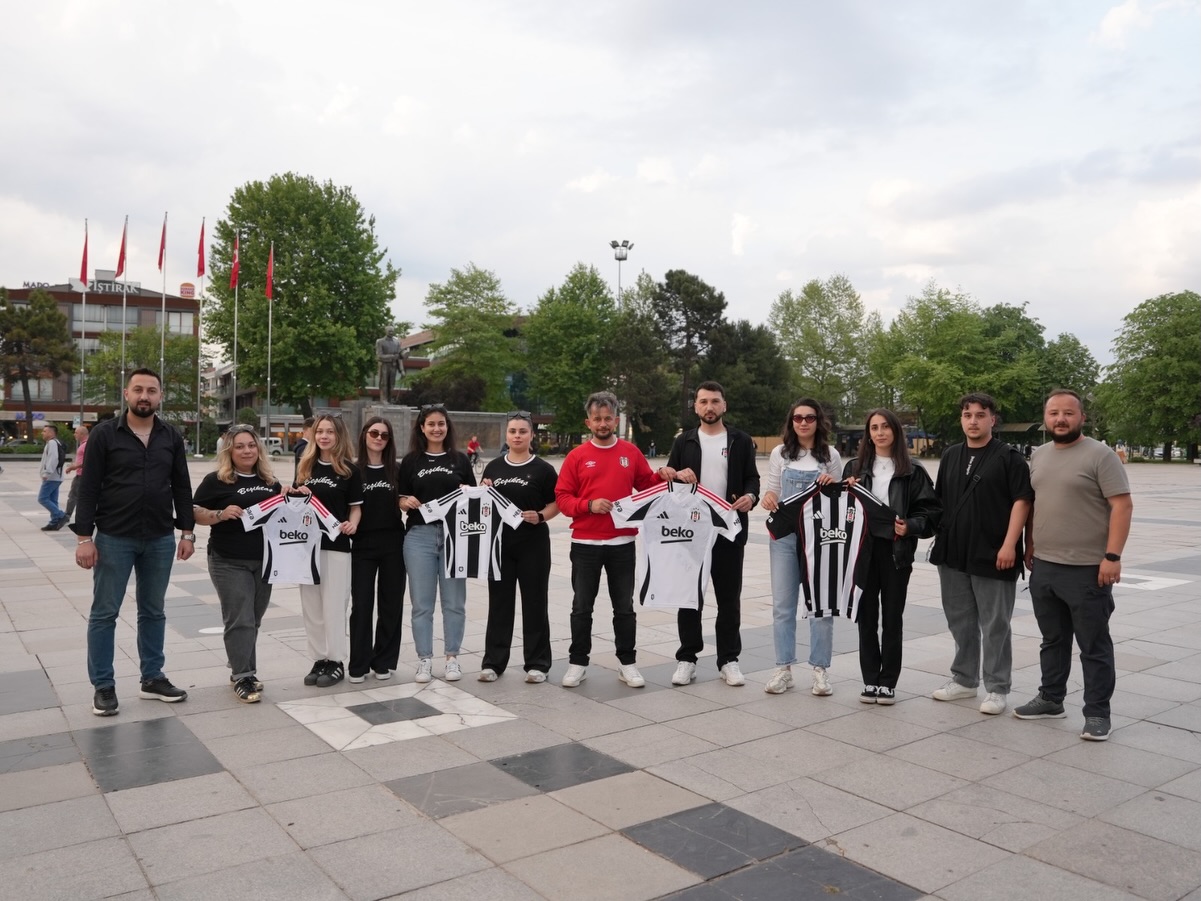 Engelliler Haftası kapsamında, empatiyi sadece anlatmak değil hissettirmek adına çok kıymetli bir sosyal farkındalık projesine imza attık.

Bu anlamlı çalışmada emeği, yüreği ve samimiyetiyle yanımızda olan başta Düzce Belediyesi basın ekibine ve 1903 Düzce Beşiktaşlılar Derneği Kadınlar Cemiyetimize gönülden teşekkür ediyoruz.

Hazırlanan her karede emek, her detayda duyarlılık vardı. İnsanların bir an olsun empati kurabilmesine vesile olmak, farkındalık oluşturabilmek bizim için her şeyden kıymetliydi.

İyiliğin, anlayışın ve birlikte hareket etmenin dünyayı güzelleştirdiğine inanıyoruz.Emeği geçen herkese sonsuz teşekkürler. 🖤🤍

@duzcebld🤝
@duzcebesiktaskadinlarcemiyeti 🫶🏼