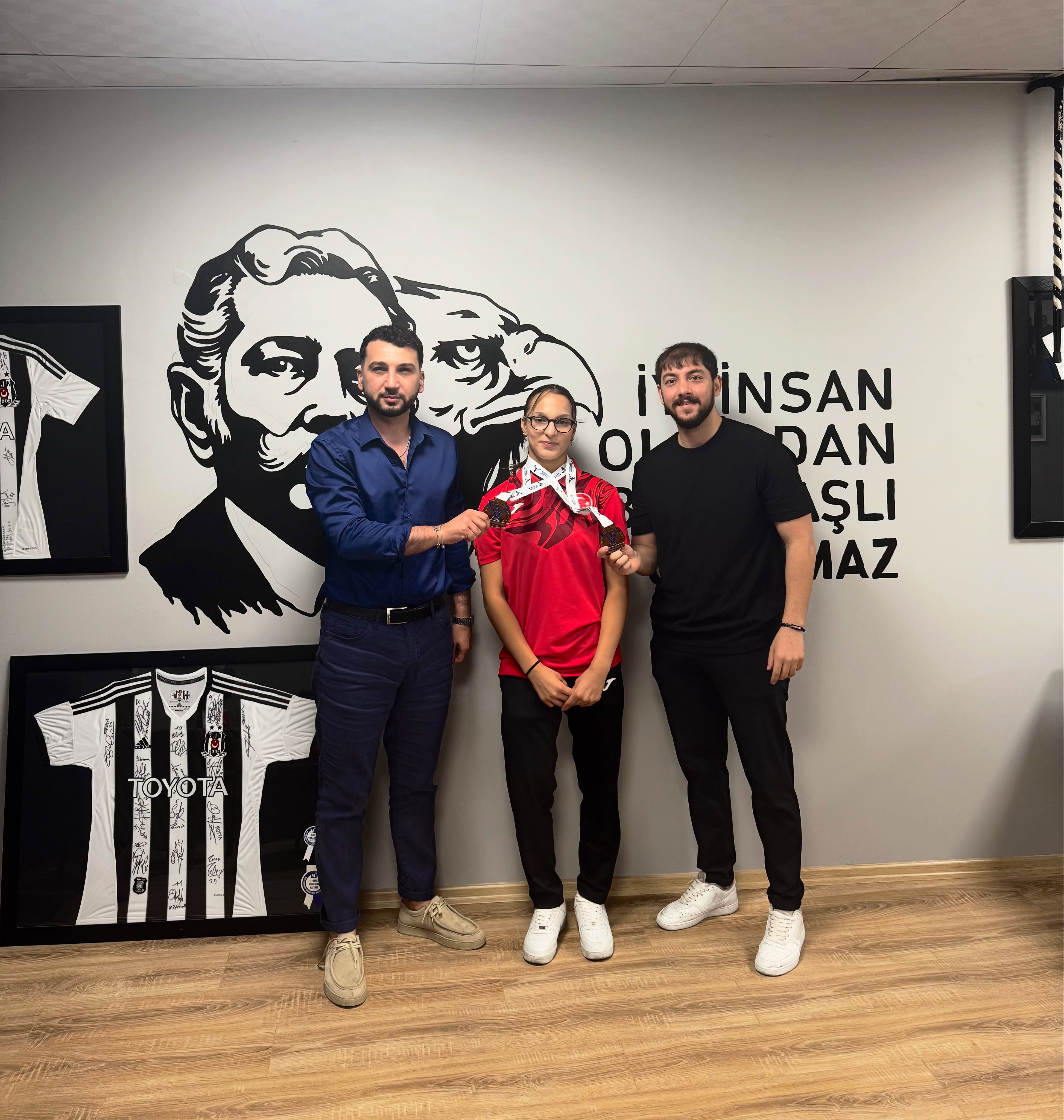 Halter Antrenörü Bünyamin Durmaz ve Avrupa üçüncüsü sporcumuz Zeynep Yıldırgan, 1903 Düzce Beşiktaşlılar Derneği Başkanımız Ömer Faruk Kubilay’ı ziyaret etti.

Halter branşı ve projeler üzerine gerçekleştirilen sohbetin ardından Başkanımız Ömer Faruk Kubilay, sporcumuz Zeynep Yıldırgan’a başarılar dileyerek her zaman destek olacaklarını belirtti.

1903 Düzce Beşiktaşlılar Derneği