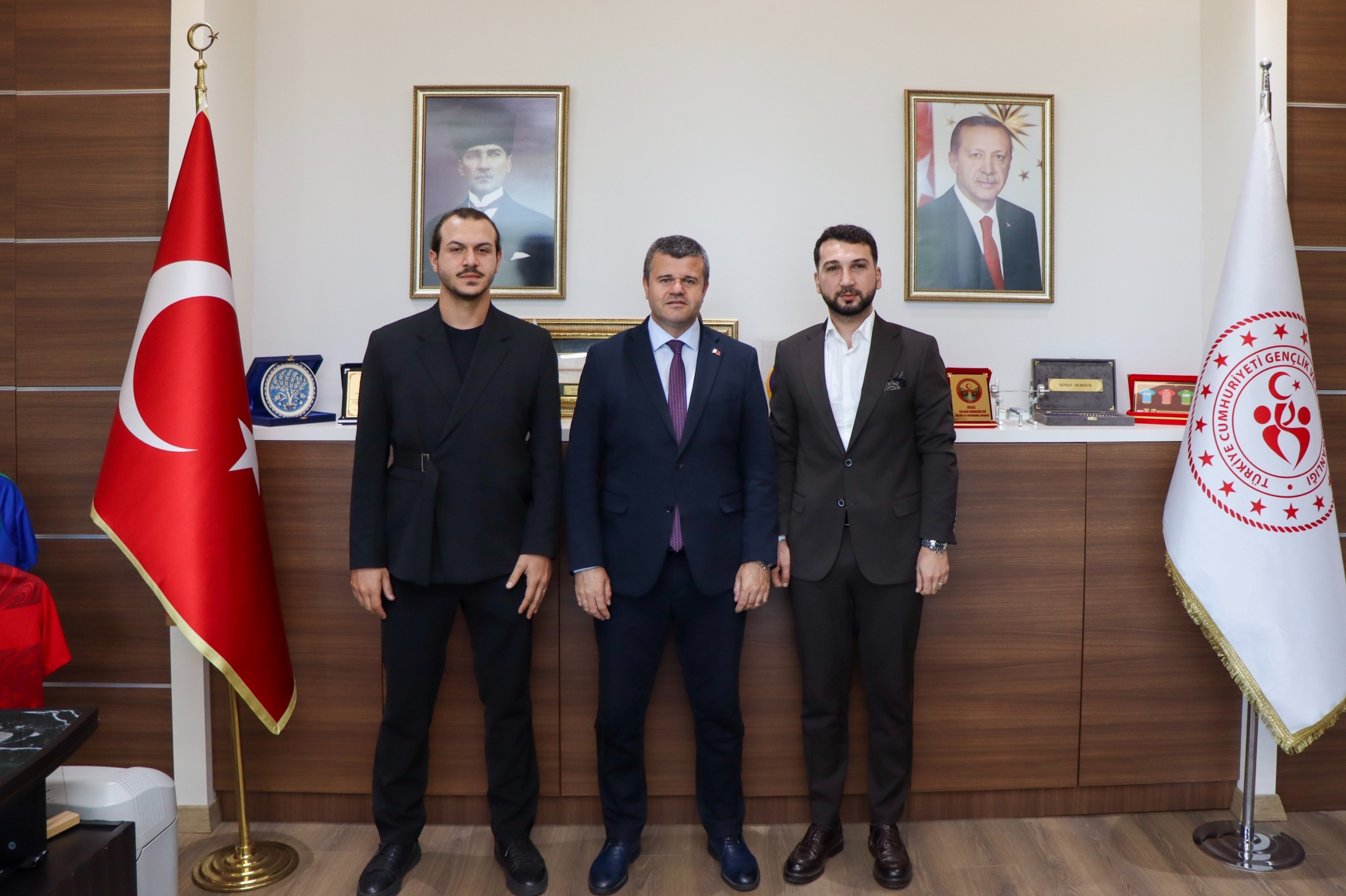 1903 Düzce Beşiktaşlılar Derneği Başkanımız Ömer Faruk Kubilay, İstanbul Gençlik ve Spor İl Müdürü olarak görevine başlayan Düzceli hemşehrimiz Sayın Seyda Dursun’u makamında ziyaret etti.
Düzceli bir hemşehrimizin böylesine önemli bir göreve layık görülmesinden büyük gurur ve mutluluk duyuyoruz. Kendisiyle gurur duyuyor, yeni görevinde başarılar diliyoruz.
Nazik ev sahiplikleri için teşekkür ediyor, İstanbul gençliği ve sporu adına üstlendiği bu önemli görevde Allah kolaylık versin diyoruz. 🇹🇷