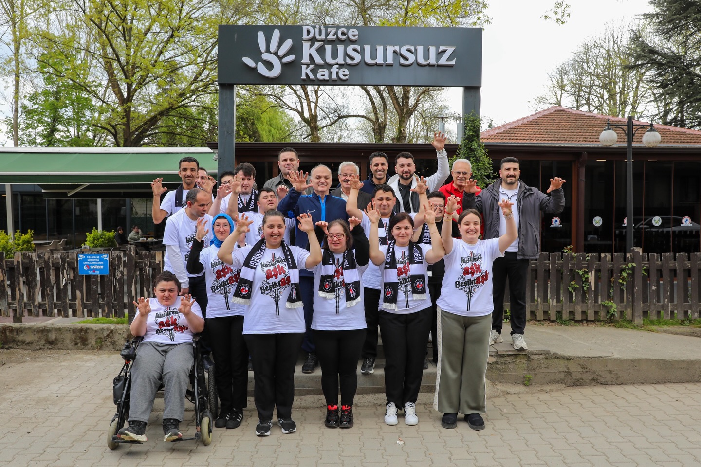 Sayın Bakanımız  @dr_farukozlu ile bugün Kusursuz Cafe’de bir araya geldik.

Bizlere verdiği değer, gösterdiği samimiyet ve her konuda sağladığı destek bizim için çok kıymetli. Vizyonu ile yapmış olduğu kıymetli çalışmalar ve projeler bizleri her zaman daha güzel işler yapmaya teşvik ediyor.

Başta Sayın Bakanımız olmak üzere Düzce Belediyesi ailesine teşekkür ediyor, hep birlikte Düzce’mize değer katmaya devam edeceğimize inanıyoruz.

Kusursuz Aşk, BeşiktAŞK. 🖤🤍🦅
@duzcebld 🤝🇹🇷