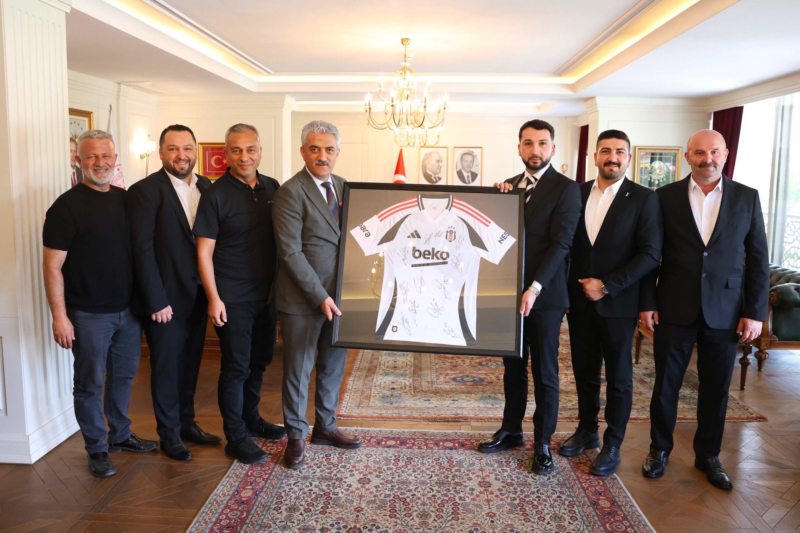 Düzce Valimiz Sayın Mehmet Makas’ı makamında ziyaret ederek, 1903 Düzce Beşiktaşlılar Derneği olarak Düzce’mizde gerçekleştirdiğimiz sosyal sorumluluk projelerimizi, faaliyetlerimizi ve hayata geçirmeyi planladığımız çalışmalarımızı kendileriyle paylaşma fırsatı bulduk.

Düzce’nin gelişimine ve sosyal hayatına katkı sunma anlayışımızla, bundan sonraki süreçte de üzerimize düşen tüm sorumlulukları almaya ve şehrimiz için çalışmaya devam edeceğimizi ifade ettik.

Nazik kabulleri, samimi yaklaşımları ve Düzce’mize göstermiş olduğu özverili hizmetlerden dolayı Sayın Valimiz Mehmet Makas’a teşekkür ediyoruz.

Ziyaretimizin anısına kendilerine imzalı Beşiktaş formamızı takdim etmekten de ayrıca mutluluk duyduk.

1903 Düzce Beşiktaşlılar Derneği olarak Düzce’miz için çalışmaya, üretmeye ve değer katmaya devam edeceğiz.