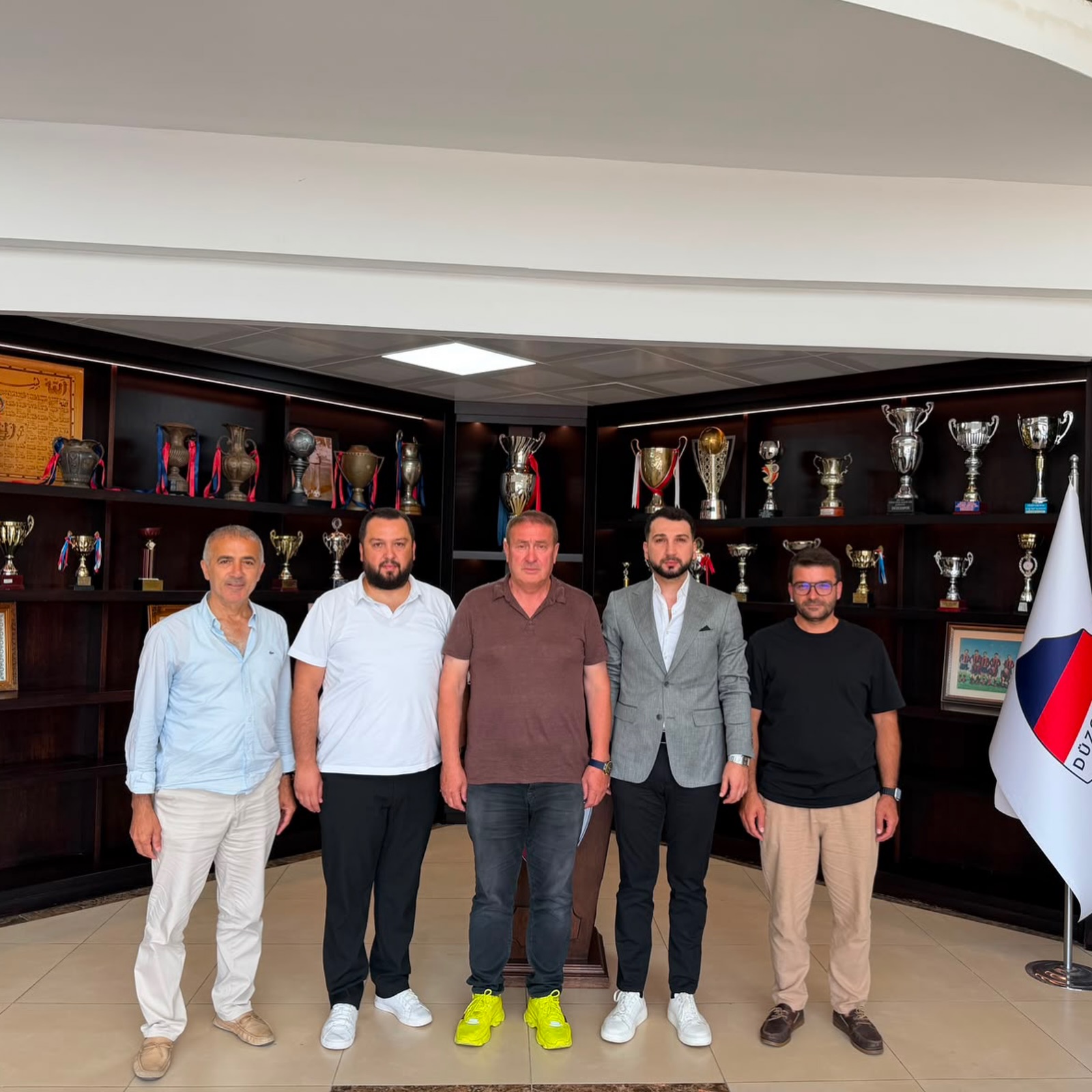 1903 Düzce Beşiktaşlılar Derneği olarak; Yönetim Kurulu Üyelerimiz Erol Kılıç, Serdar Samet Kubilay ve Burak Ertuğrul ile birlikte, Düzcespor Kulübü Başkanı, değerli ağabeyimiz Selahattin Kudu’yu ziyaret ettik.

Şehrimizin gözbebeği, köklü çınarımız Düzcespor’un her zaman yanında olduğumuzu bir kez daha ifade ettik.

Düzcespor’un başarısı ve şehrimizin spor kültürünün gelişmesi adına, üzerimize düşen her konuda desteklerimizi sürdüreceğiz.

Düzcespor şehrimizin ortak değeri, ortak sevdasıdır.

Başkanımız Sayın Selahattin Kudu’ya misafirperverliği ve kıymetli sohbeti için teşekkür ediyor, Düzcespor’umuza yeni sezonda başarılar diliyoruz.

1903 Düzce Beşiktaşlılar Derneği
Omuz omuza, Düzce için.